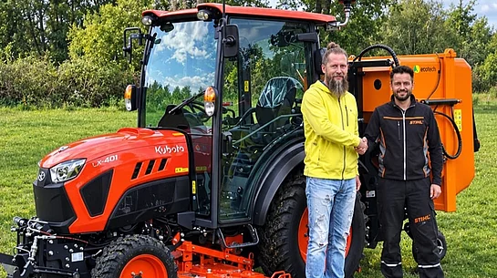 Betriebsleiter Rainer Schmidt (links) bei der Übergabe mit der Fa. Will, Rudendorf