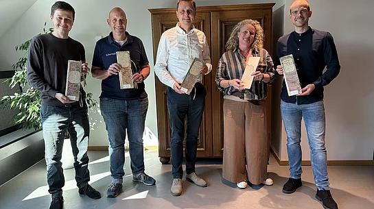 Von links nach rechts: C. Günthner (Geschäftsleiter), N. Schempp (Restaurator), T. Roppelt (1. Bürgermeister), B. Spies (Archivarin) und S. Kühl (Archivar) halten repräsentativ fünf restaurierte Rechnungen in den Händen.