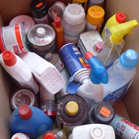 Gefährliche Abfälle z.B. Dosen und Behälter mit Altlacke/-farben